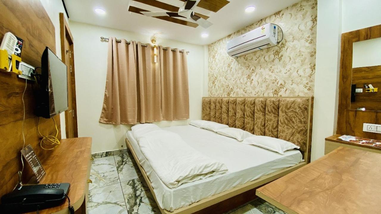 Hotel Malay Inn อุจเจน ภายนอก รูปภาพ