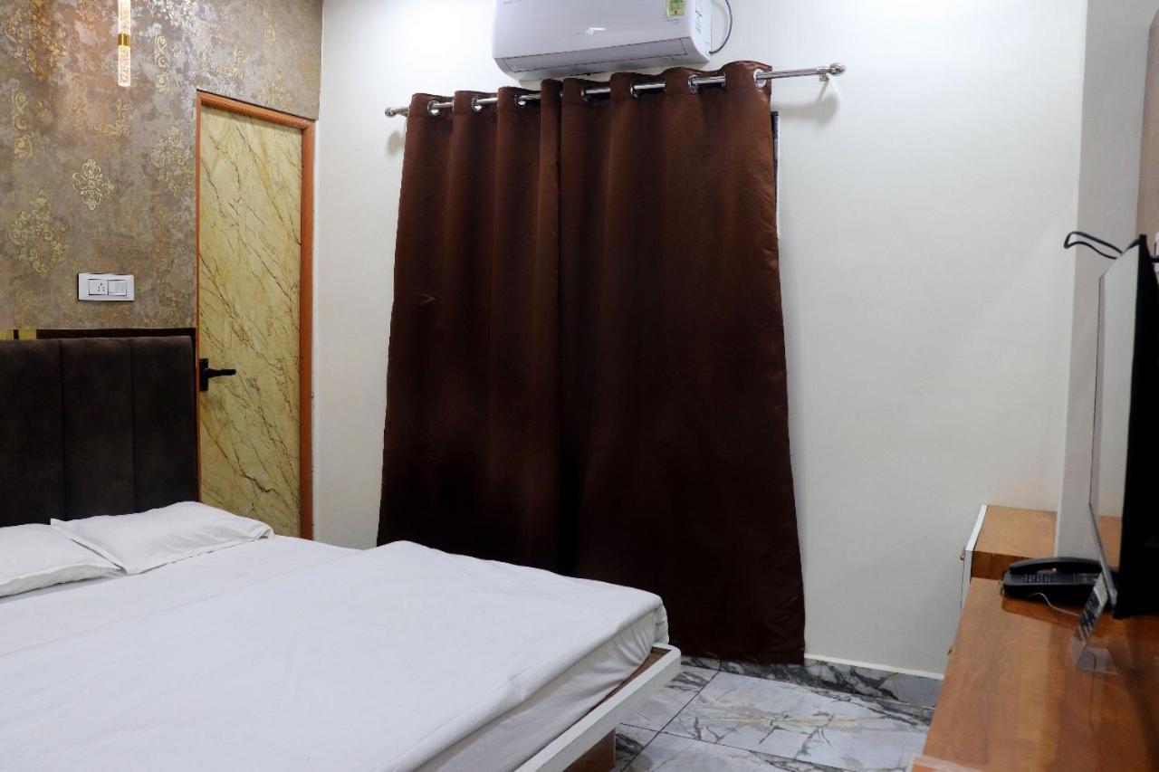Hotel Malay Inn อุจเจน ภายนอก รูปภาพ